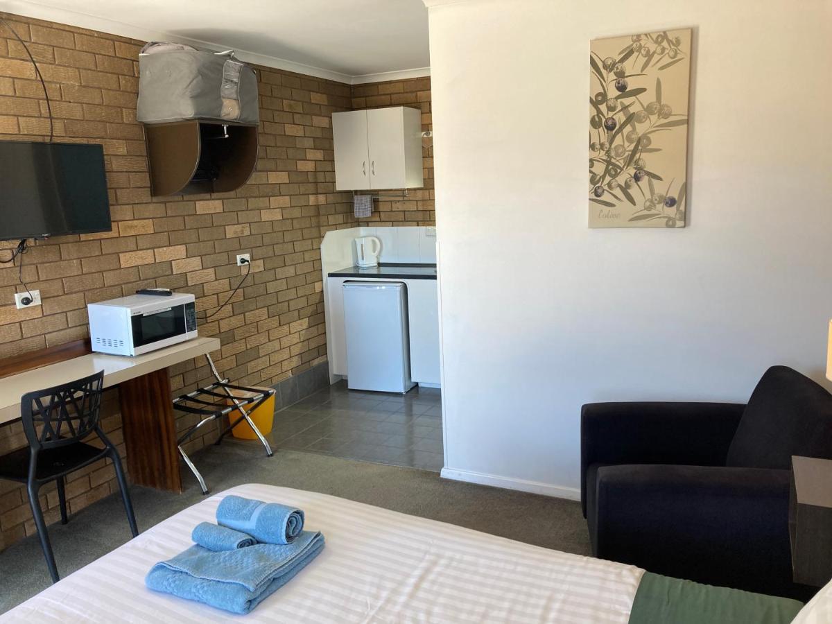 Camellia Motel Narrandera Exterior photo