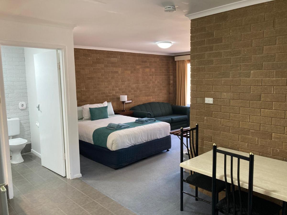 Camellia Motel Narrandera Exterior photo