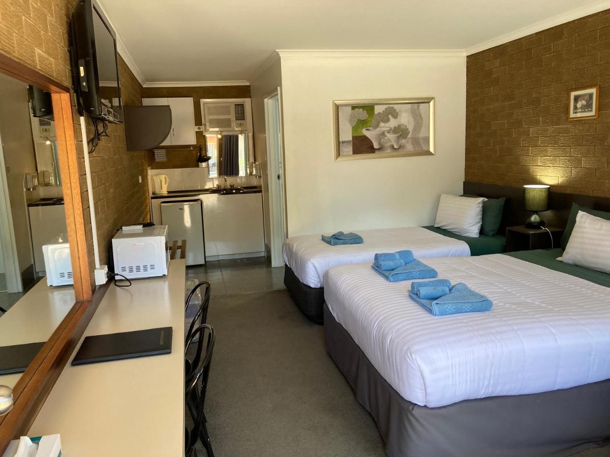 Camellia Motel Narrandera Exterior photo