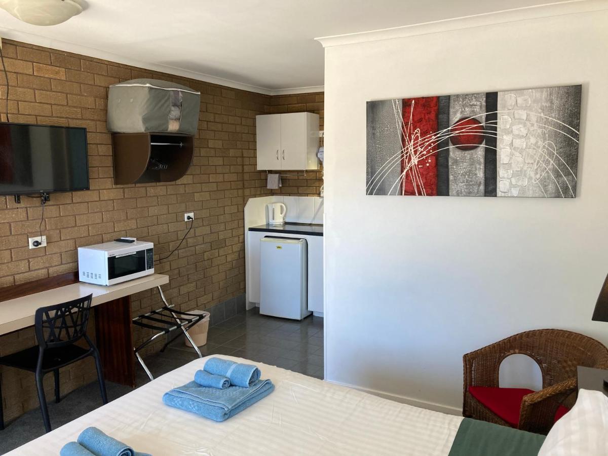 Camellia Motel Narrandera Exterior photo