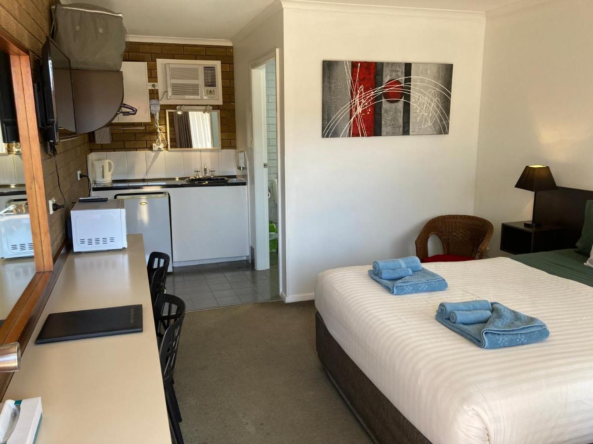 Camellia Motel Narrandera Exterior photo