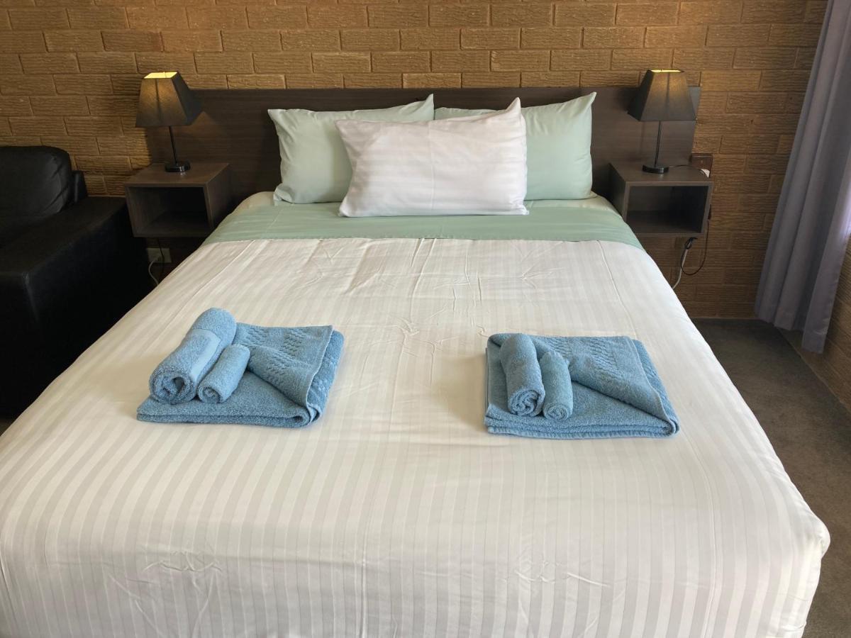 Camellia Motel Narrandera Exterior photo